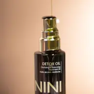 Detox Oil bottle with pump, labelled "Clarifying & Balancing Treatment Oil".
