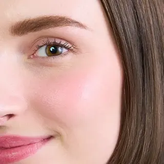 Close-up of a woman's face with smooth skin and text "KIR ROYALE" in the corner.