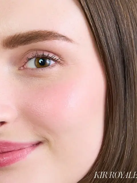 Close-up of a woman's face with smooth skin and text "KIR ROYALE" in the corner.