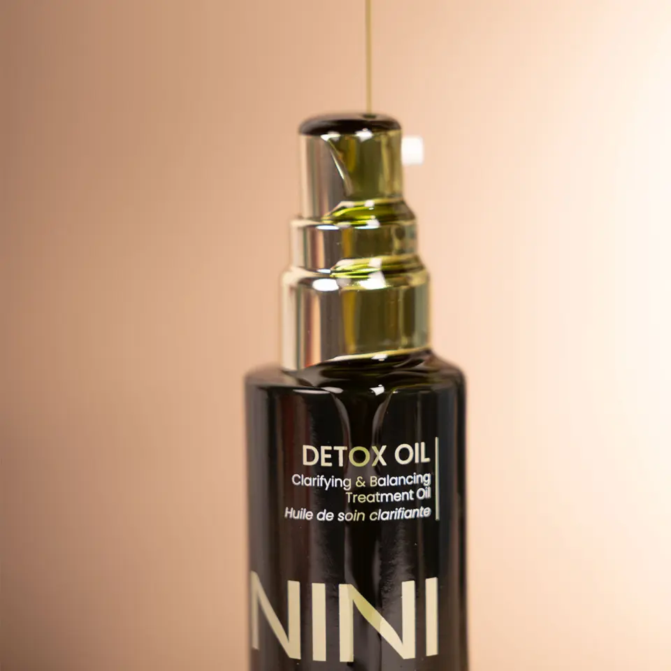 Detox Oil bottle with pump, labelled "Clarifying & Balancing Treatment Oil".