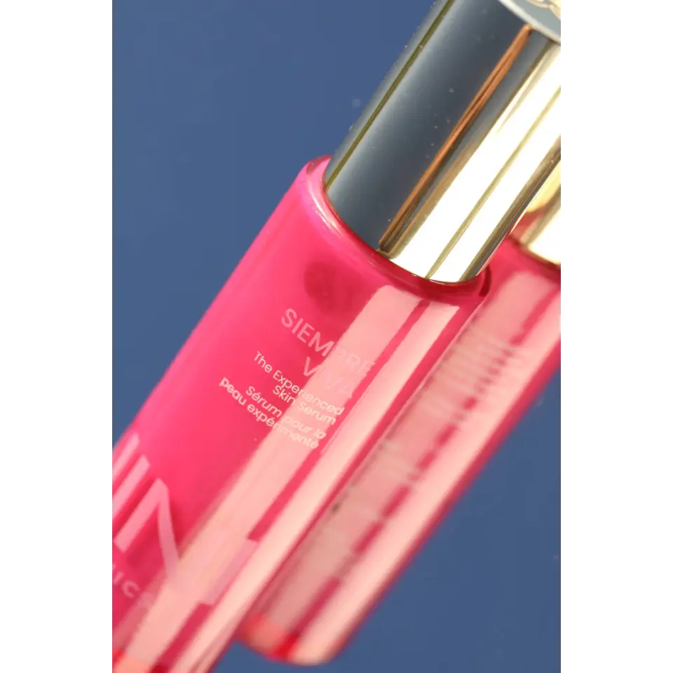 Pink serum bottle with gold cap, labelled "SIEMPRE VIVA The Experienced Skin Serum".