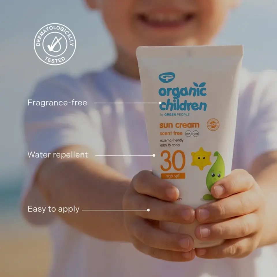 Child holding Organic Children sun cream SPF 30, fragrance-free, water repellent, easy to apply.