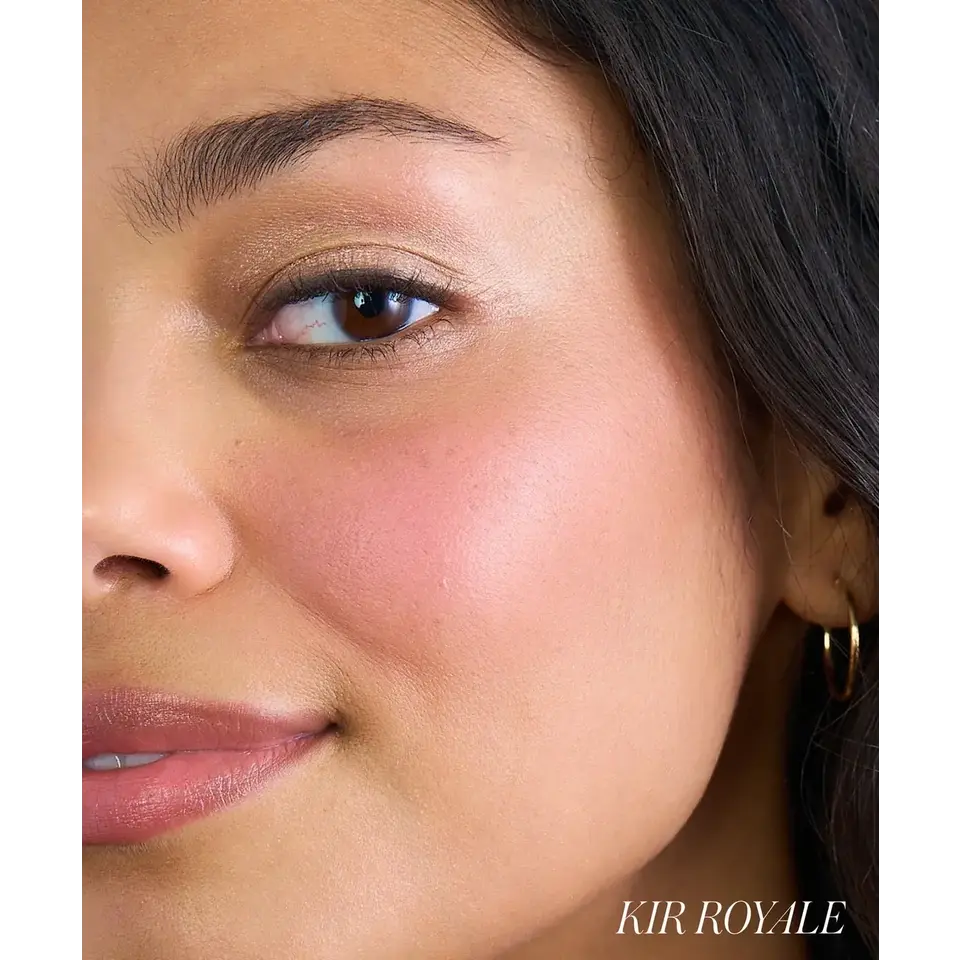 Close-up of a woman's face with natural makeup and text "KIR ROYALE" in the corner.