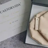 Castorvida branded pads in a box with a card on a grey surface.