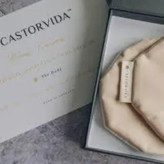 Castorvida branded pads in a box with a card on a grey surface.
