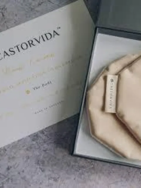 Castorvida branded pads in a box with a card on a grey surface.
